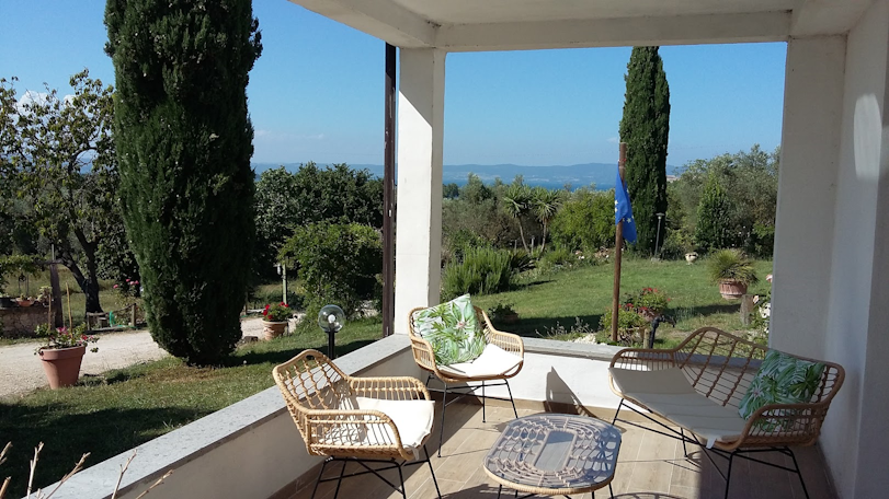 Loggia dell'Agriturismo con affaccio sul giardino e vista sul lago di Bolsena