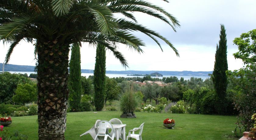 giardino dell' Agriturismo Santa Maria con vista sul lago di Bolsena