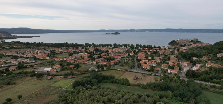 Vista panoramica del lago di bolsena
