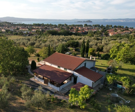 Agriturismo con sfondo del lago di bolsena