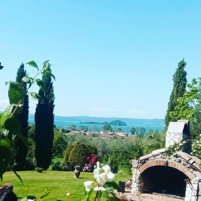 Giardino con vista sul lago di Bolsena ella Camera Tripla dell' Agriturismo Santa Maria