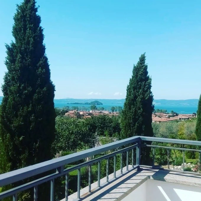 Loggia della camera quadrupla dell'Agriturismo Santa Maria con vista sul Lago di Bolsena