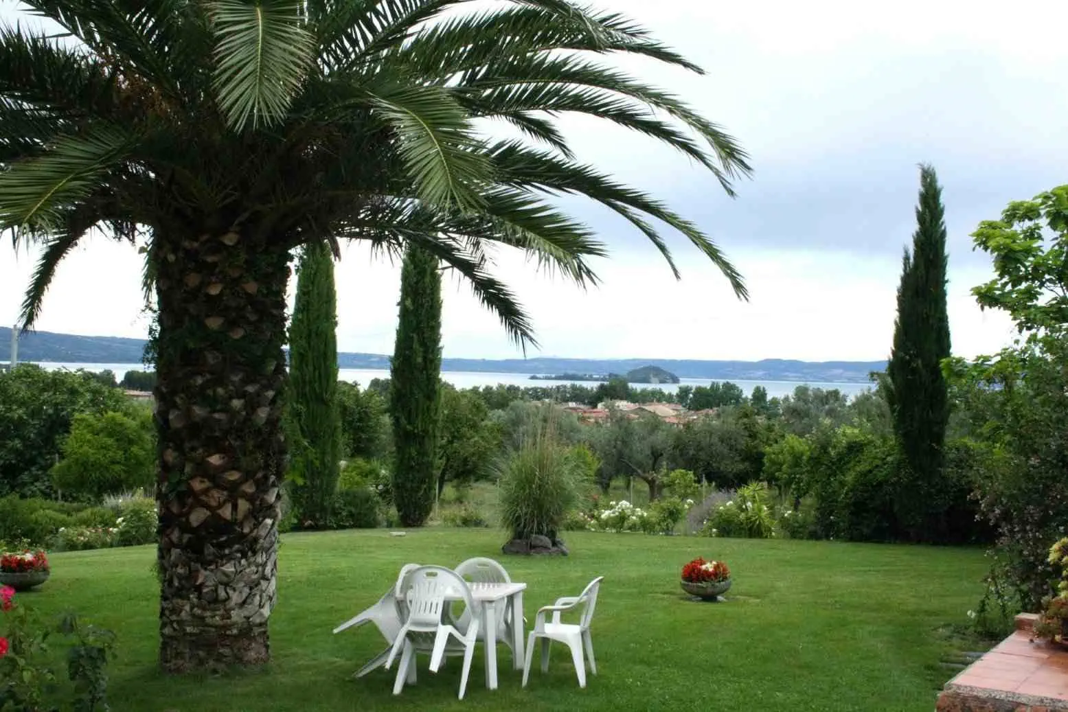 Giardino dell' Agriturismo Santa Maria, con vista sul lago di Bolsena.